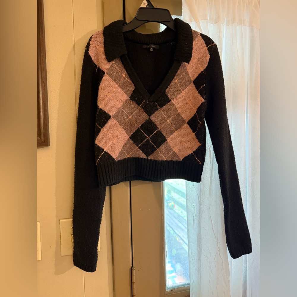 Love Tree Black and Pink V-Neck Cropped Sweater